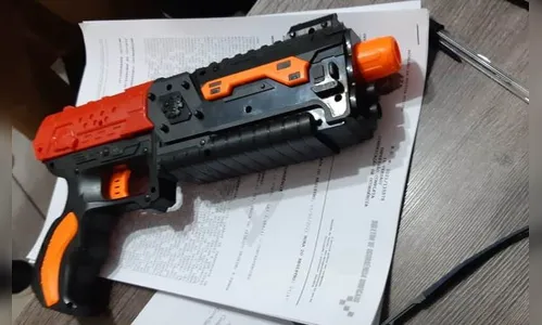 Suspeitos tentam assaltar carro-forte com arma de brinquedo