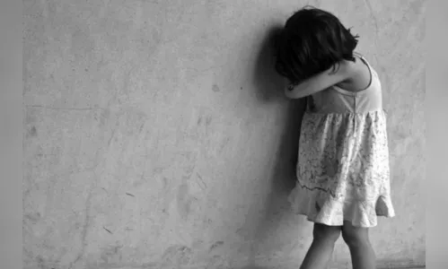 Usuária de drogas dorme com filha na rodoviária e perde guarda da menina