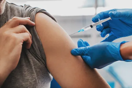 Vacinas aplicadas no mundo já superam número de casos de covid