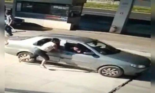 Vídeo mostra gestante sendo arrastada por carro após briga com o marido