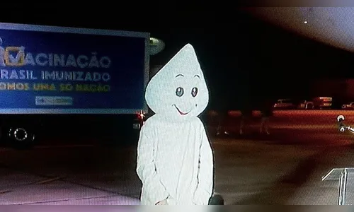 'Zé Gotinha' rouba a cena na chegada da vacina vinda da Índia