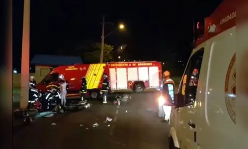 Colisão entre motos deixa três feridos em marginal da PR-467