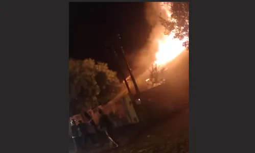 Incêndio destrói casa na Vila Nova Porã, em Ivaiporã