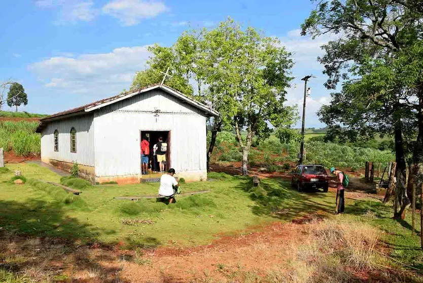 A capela fica localizada na Rota das Capelas  na estrada a Primavera