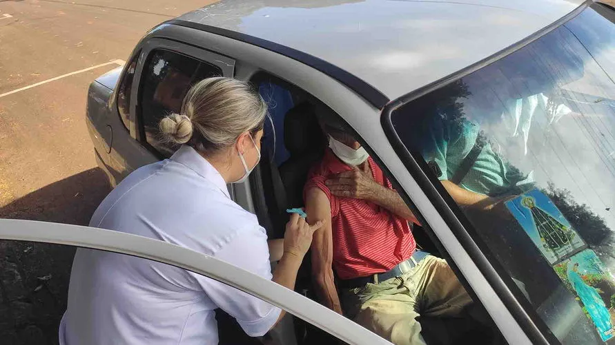 A movimentação nos locais de vacinação é tranquila, e ocorre de forma rápida, sem necessidade de espera em filas