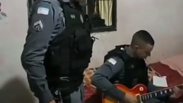 Ação da PM termina com policial tocando rock and roll na casa de suspeito