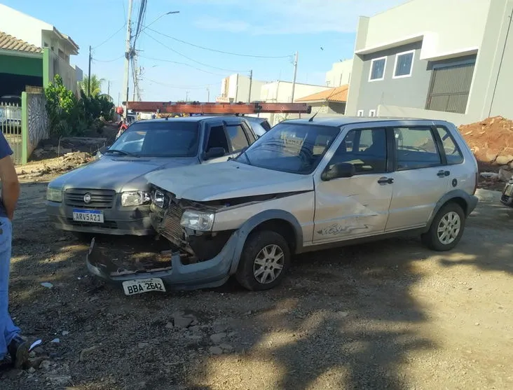 Acidente entre dois carros é registrado nesta manhã