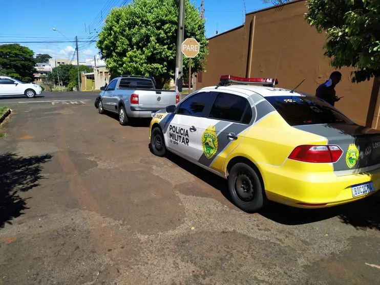 Acidente entre moto e carro acontece em cruzamento