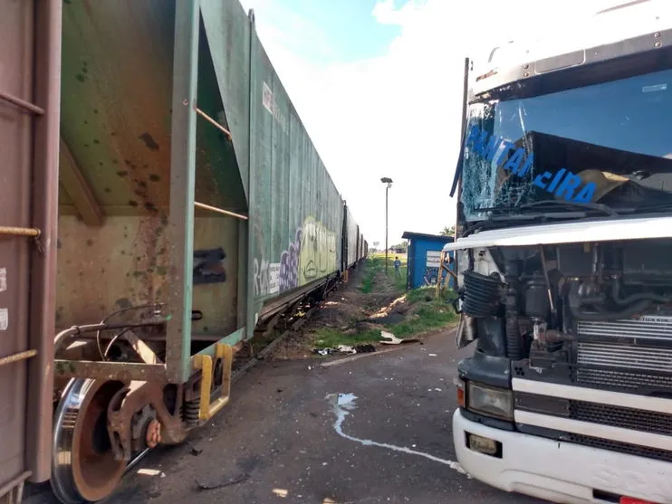 Acidente entre trem e caminhão acontece em Arapongas