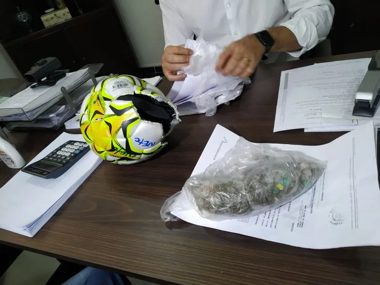 Agentes encontram drogas em bola que iria para cadeia