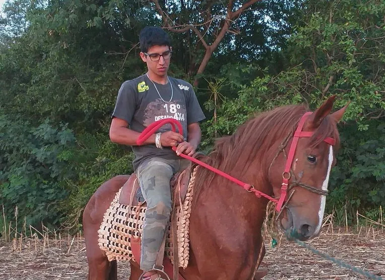 Amigos e familiares realizam manifestação por morte de jovem