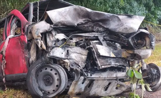 Após bater em barranco carro pegou fogo