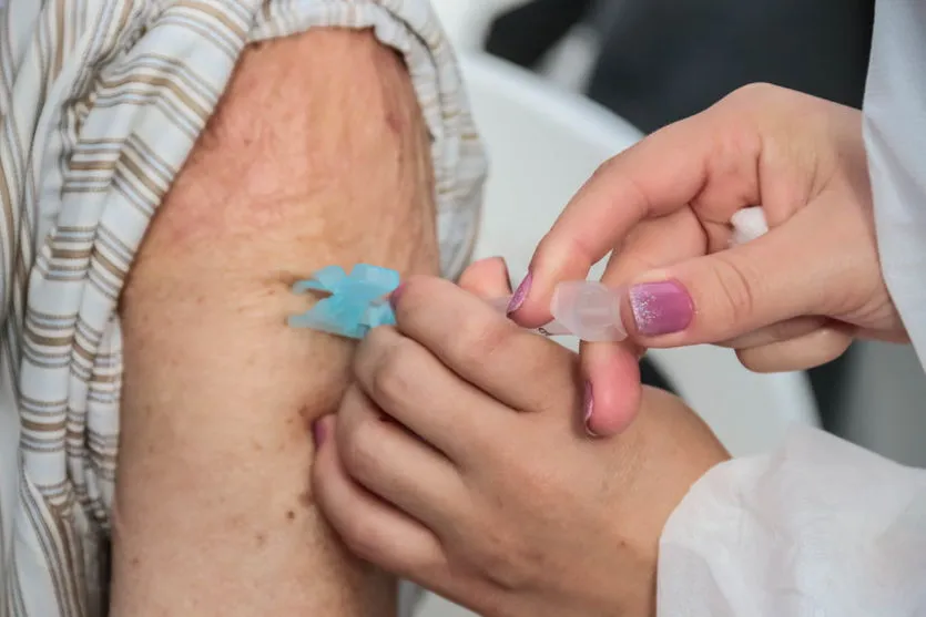 Apucarana começa vacinação de idosos a partir de 80 anos nesta sexta