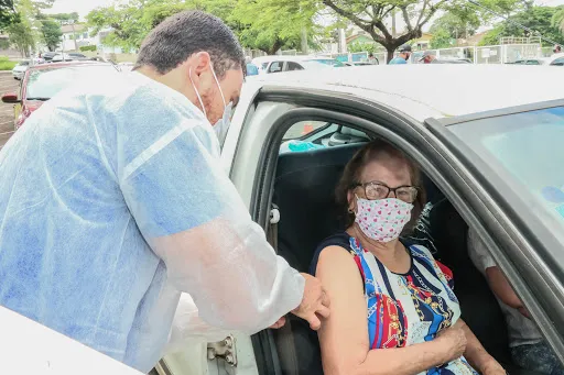 Apucarana vacina idosos a partir de 63 anos neste domingo