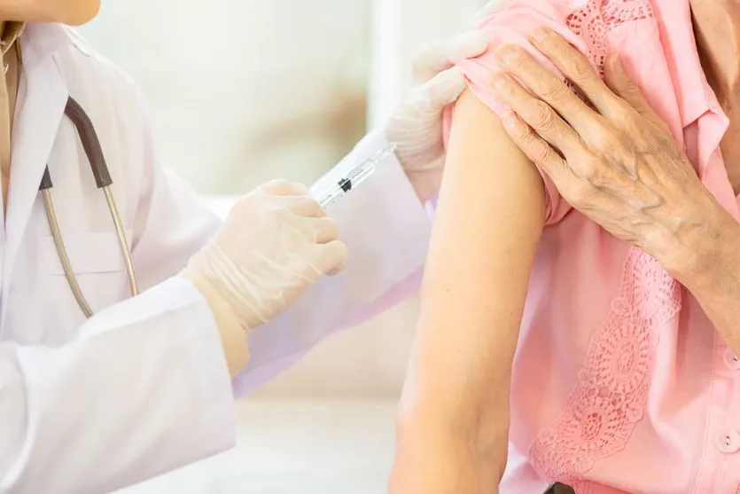 Arapongas inicia vacinação aos idosos acima dos 75