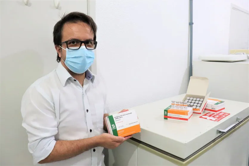 Arapongas recebe novo lote de 810 doses de vacina contra a Covid-19