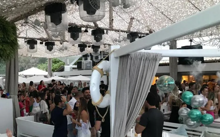 Beach Club em Jurerê faz balada no pior momento da pandemia