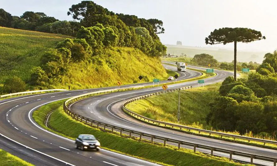 Bolsonaro assina decreto que prevê modernização de rodovias federais