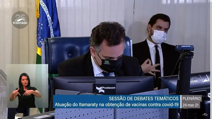 Bolsonaro diz que vai afastar assessor após gesto obsceno