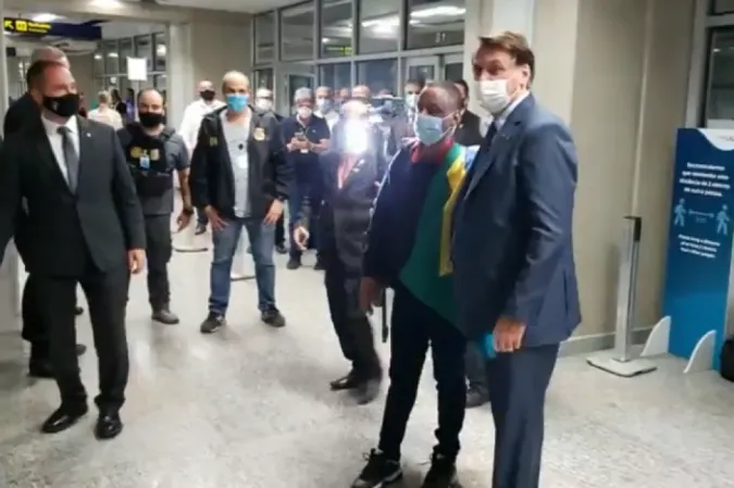 Bolsonaro recepciona Robson no aeroporto do Galeão