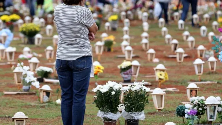 Brasil já totaliza mais de 373 mil mortes por covid-19