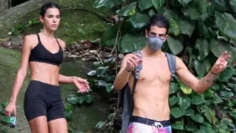 Bruna Marquezine e Enzo Celulari são flagrados juntos em trilha no Rio