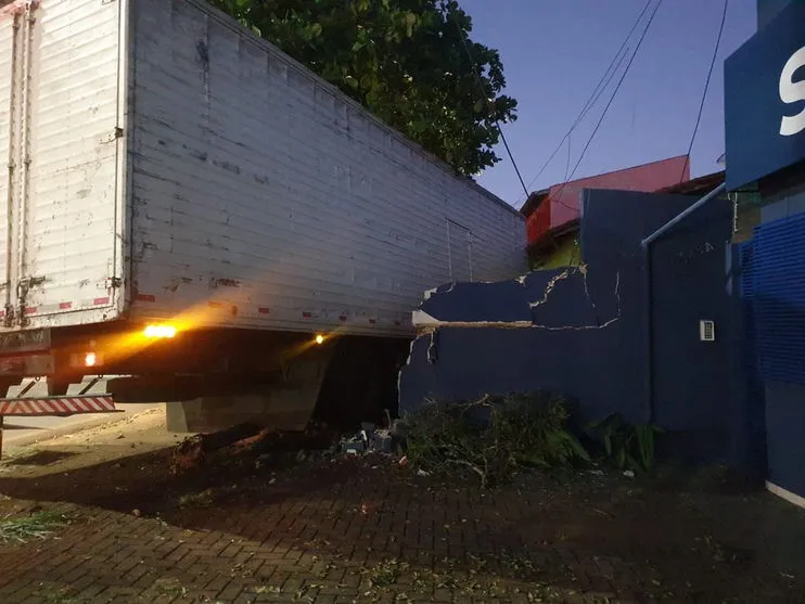 Caminhão bate em muro e invade terreno de casa em Londrina