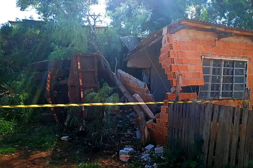 Caminhão invade residência e deixa moradores feridos