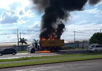 Caminhão pega fogo na BR-369 em Arapongas; veja