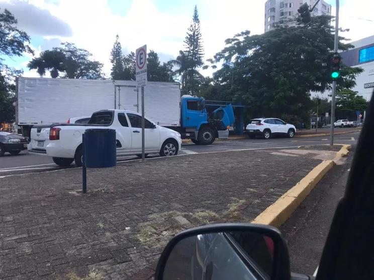Caminhão quebra e complica trânsito no centro de Apucarana
