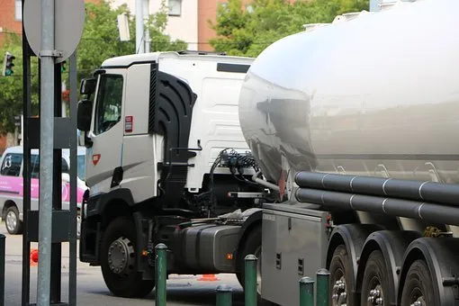 Caminhão roubado é recuperado sem a carga de combustível