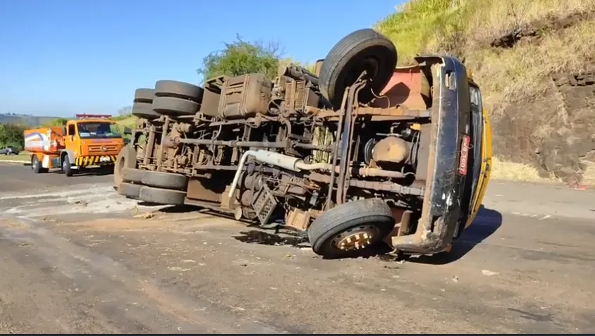 Caminhão tomba na BR-369 no trevo de Jandaia do Sul