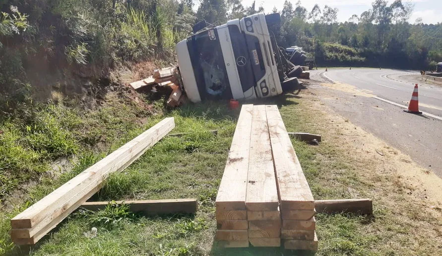 Carreta carregada com madeira tomba na BR-376