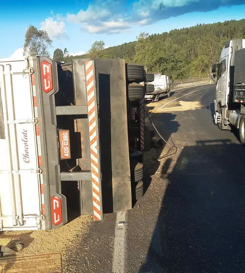 Carreta carregada com soja tomba na BR-376