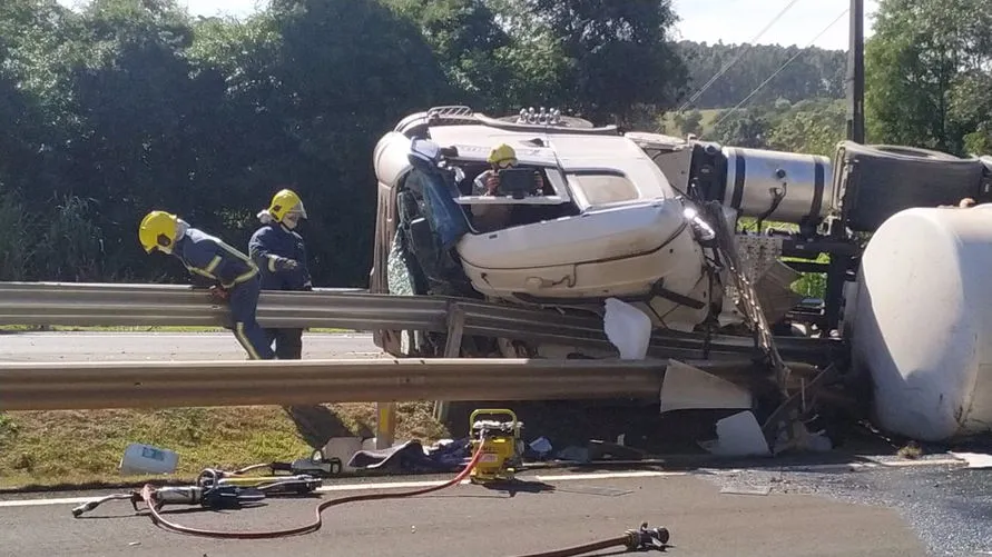 Carreta tanque tomba no Contorno Sul; combustível na pista