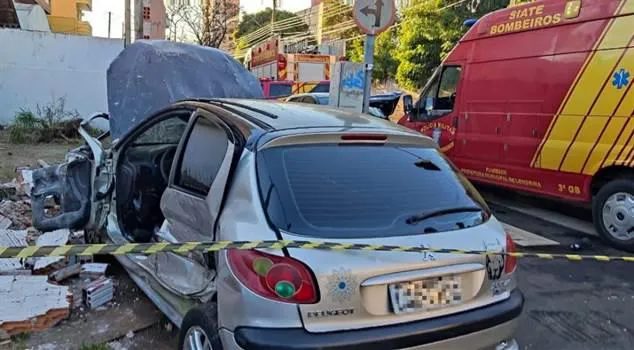 Carro atinge muro após acidente em Londrina