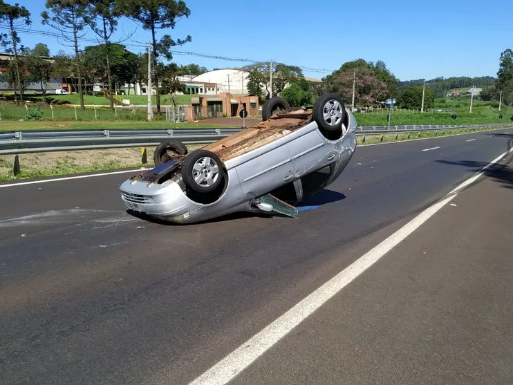 Carro capota no Contorno Sul em Apucarana; veja