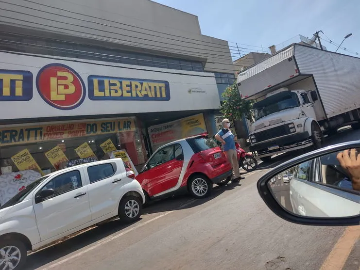 Carro 'estacionado' no centro de Apucarana chama a atenção