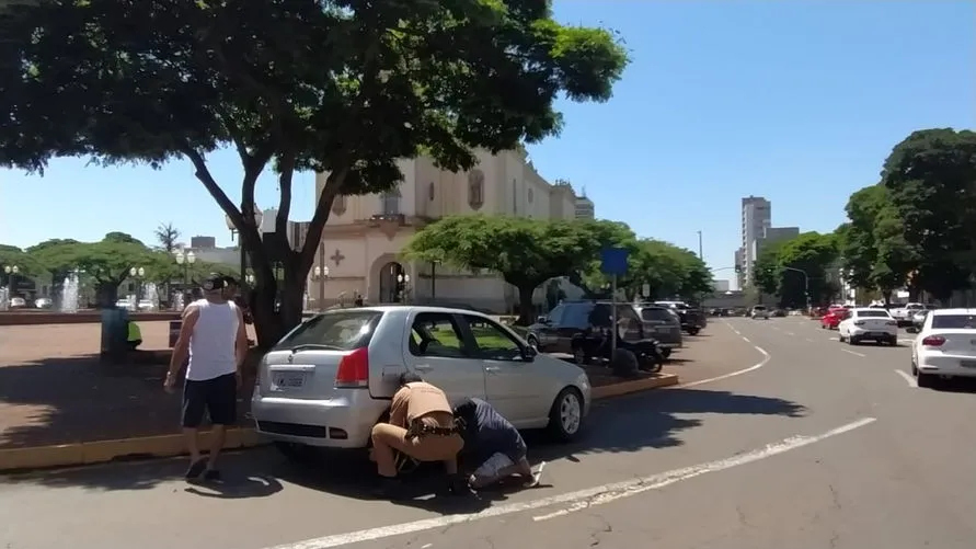 Carro 'perde' pneu no centro de Apucarana e PM ajuda