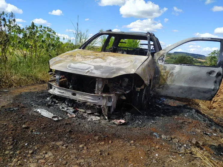 Carro que seria vendido pega fogo e fica destruído; veja