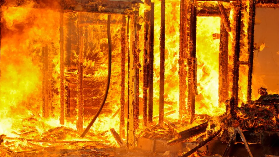 Casa de madeira é consumida pelo fogo na região do Pirapó