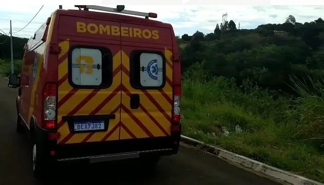 Casal cai em ribanceira enquanto namorada pilotava moto