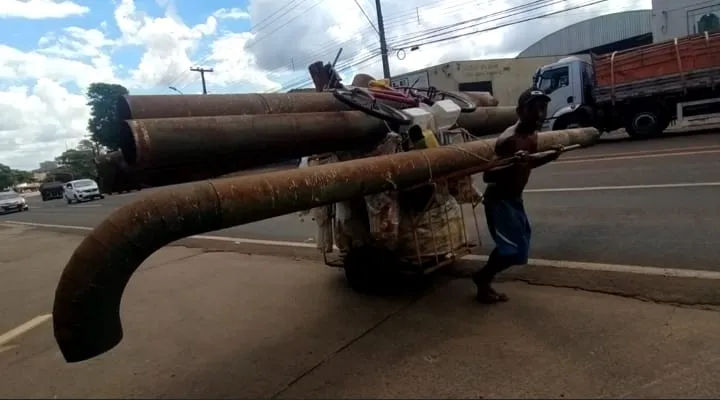 Catador de reciclável chama atenção ao cruzar avenida