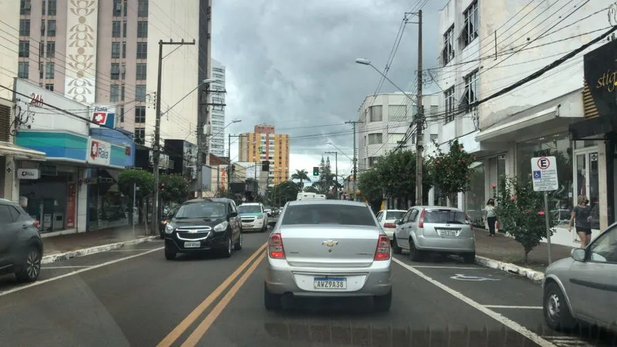 Centro de Apucarana tem grande movimento nesta tarde; veja