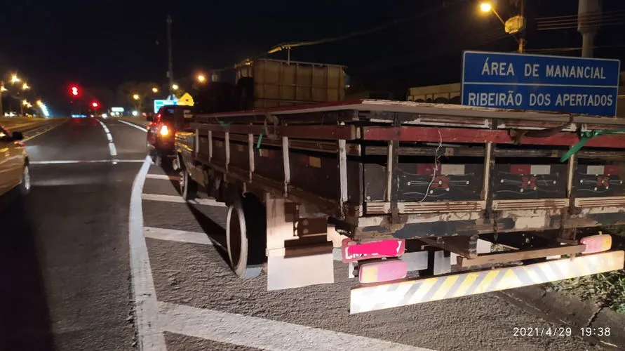 Ciclista fica ferido ao bater na traseira de caminhão parado