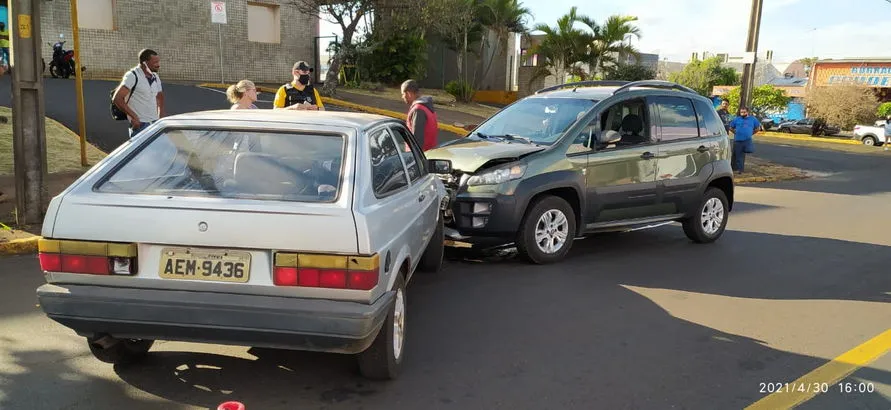 Colisão entre dois carros é registrada em Apucarana