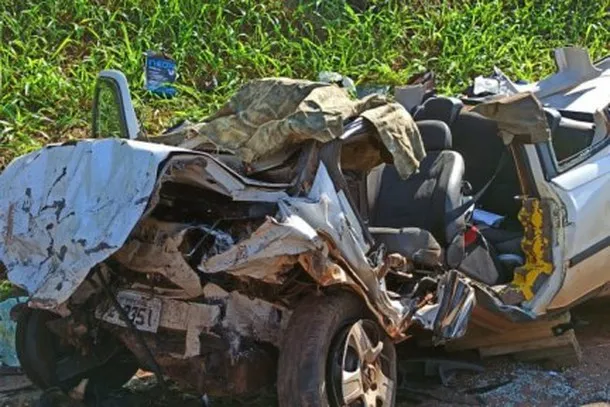 Colisão entre veículos deixa dois mortos na BR-376