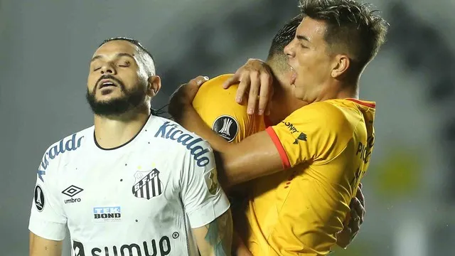 Com direito a gol contra, Santos perde na Libertadores