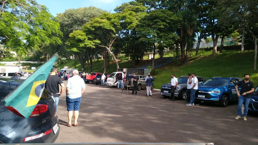 Comerciantes protestam e pedem reabertura de lojas; assista