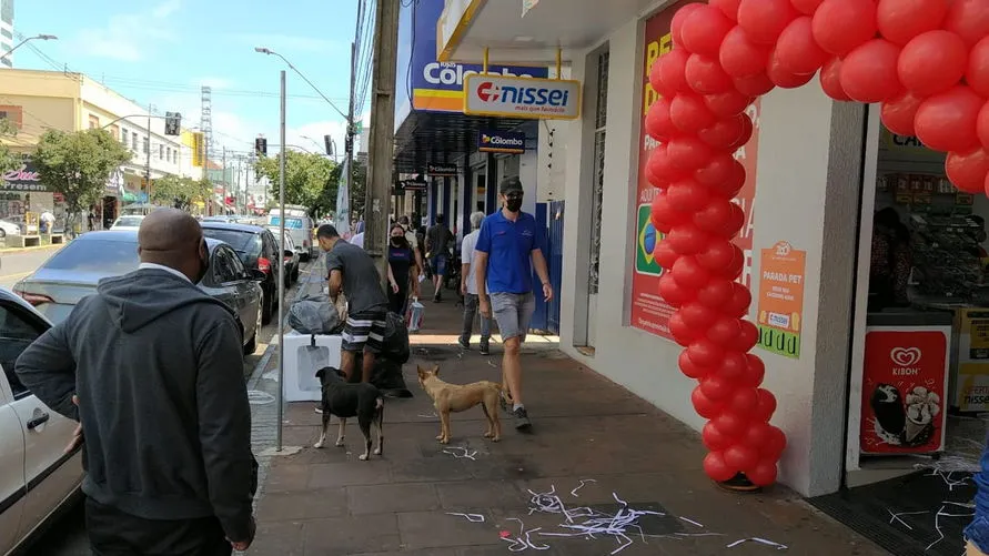 Comércio a todo vapor: Centro de Arapongas registra movimento; veja